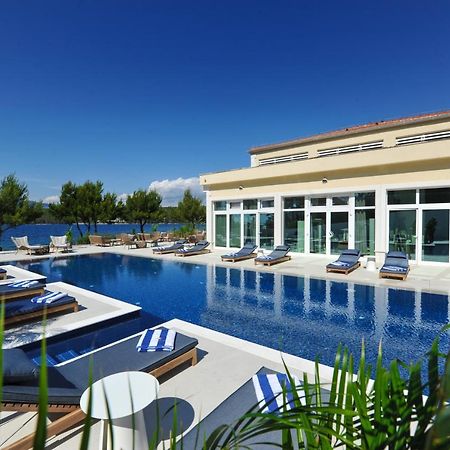 Hotel Antica-Seafront Hotel With Comfortable Rooms And Pool Стари Град Экстерьер фото